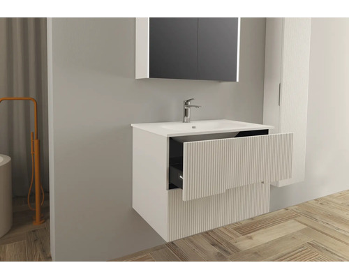 Badkamer met wastafelonderkast, wastafel, spiegelkast en hoge kast