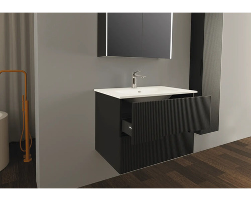 Badkamer met wastafelmeubel, spiegel en hoge kast in modern design