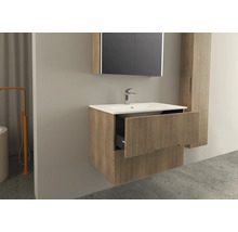 Badkamer met wastafel, spiegel en hoge kast