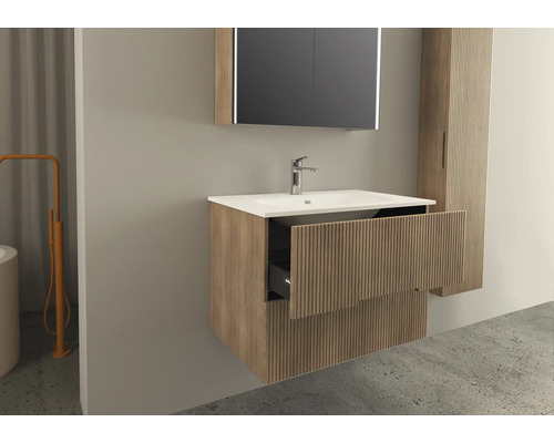 Badkamer met wastafel, spiegel en hoge kast