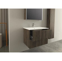 Badkamer met wastafelonderkast, wastafel, spiegelkast en hoge kast