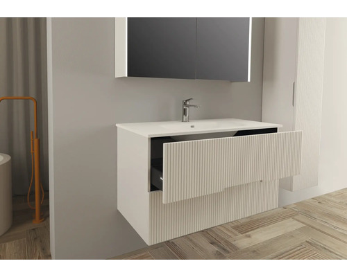 Badkamer met wastafelonderkast, spiegel en hoge kast