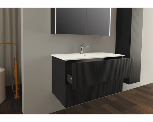 Badkamerscène met wastafelonderkast, wastafel, spiegelkast en hoge kast