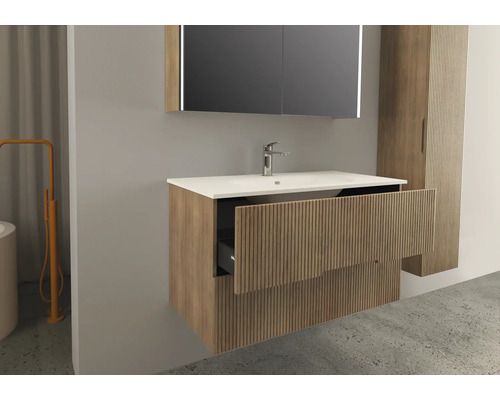 Badkamer met wastafel, spiegel en hoge kast in houtdesign