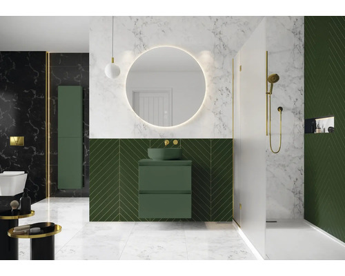 Lichte badkamer met douche, wastafel en spiegel