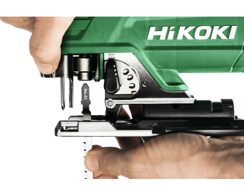 HiKoki decoupeerzaag bij het plaatsen van het zaagblad