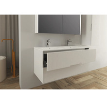 Moderne badkamer met wastafelonderkast, wastafel, spiegel en armaturen
