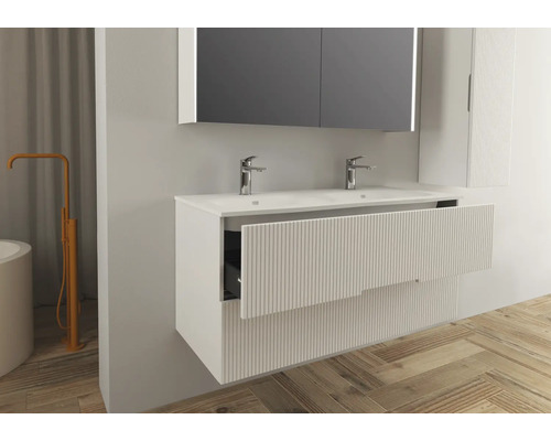 Moderne badkamer met wastafelonderkast, wastafel, spiegel en armaturen