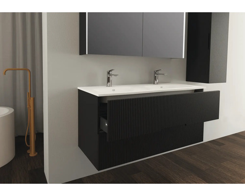 Badkamer met wastafel, twee kranen en spiegel