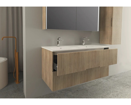 Badkamer met dubbele wastafel, spiegelkast en open lade-element