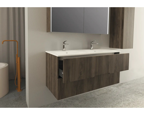 Moderne badkamer met wastafelonderkast, opzetwastafel, spiegelkast en hoge kast