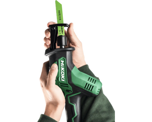 Iemand verwisselt het zaagblad van een HiKOKI accureciprozaag.