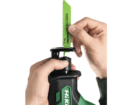 Een persoon verwisselt een reciprozaagblad op een reciprozaag.