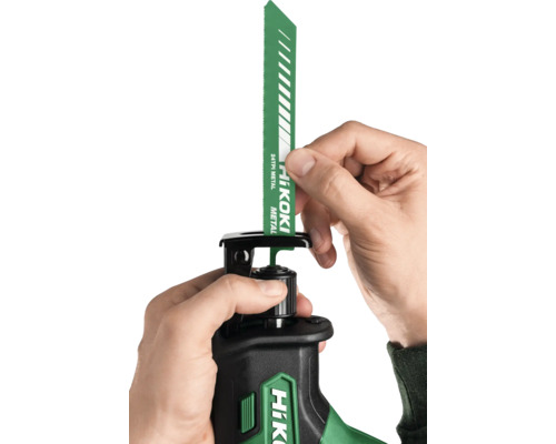 Eenhandige reciprozaag met metalen zaagblad wordt geplaatst.