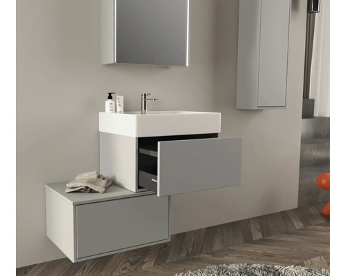 Moderne badkamer met wastafelonderkast, spiegelkast en hoge kast