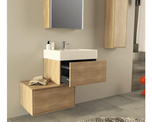 Badkamer met wastafelonderkast, wastafel, spiegelkast en hoge kast in houtlook