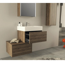 Badkamer met wastafelonderkast, wastafel en spiegelkast in houtlook