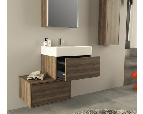 Badkamer met wastafelonderkast, wastafel en spiegelkast in houtlook