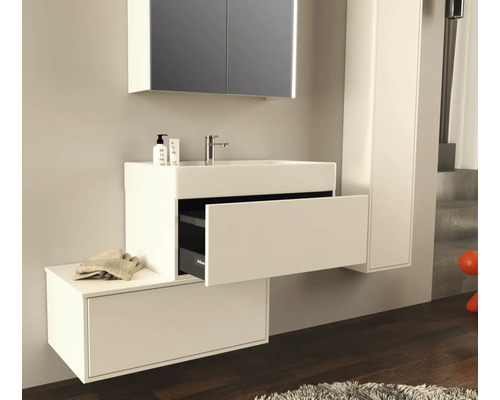 Moderne badkamerset met wastafelonderkast, wastafel, spiegelkast en hoge kast