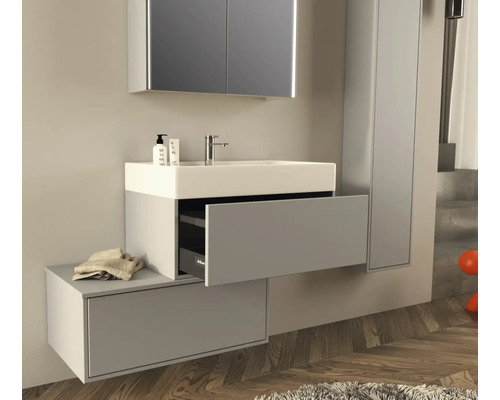 Badkamer met wastafel, wasbak, spiegelkast en hoge kast