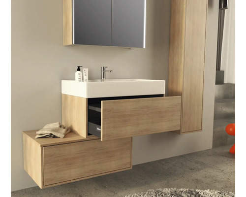 Moderne badkamer met wastafel, onderkast, spiegelkast en hoge kast voor een stijlvolle ambiance