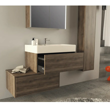 Badkamer met wastafel, spiegel en open lade-element
