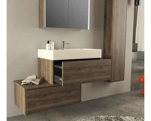 Badkamer met wastafel, spiegel en open lade-element