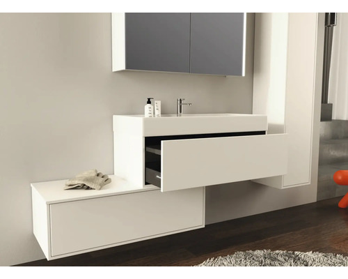 Moderne badkamer met wastafel, onderkast en spiegel