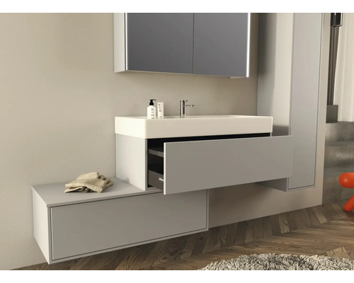 Moderne badkamerset met wastafel, onderkast en spiegel