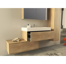 Moderne badkamer met wastafel, onderkast en spiegelkast