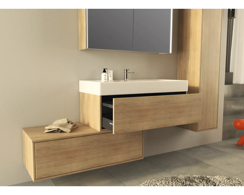 Moderne badkamer met wastafel, onderkast en spiegelkast