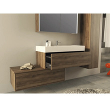 Badkamer met wastafelonderkast, wastafel en spiegelkast