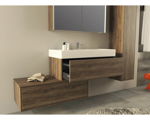 Badkamer met wastafelonderkast, wastafel en spiegelkast