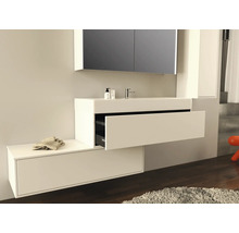 Moderne badkamer met wastafel, spiegel en opbergmeubels voor een stijlvolle ambiance