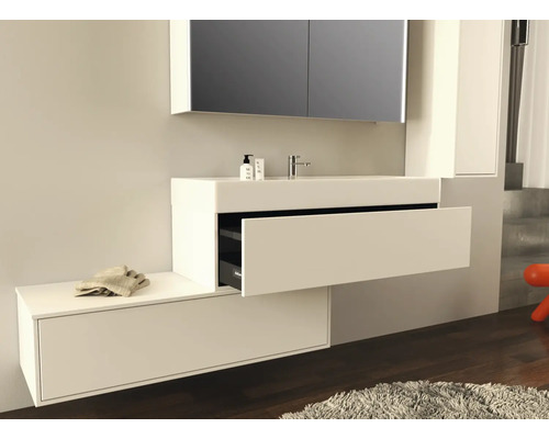 Moderne badkamer met wastafel, spiegel en opbergmeubels voor een stijlvolle ambiance