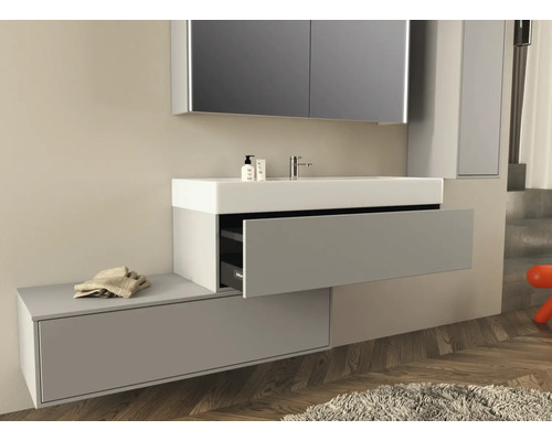 Moderne badkamer met wastafel, onderkast en spiegel