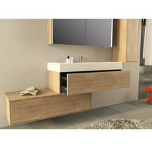 Badkamer met wastafelonderkast, wastafel en spiegelkast
