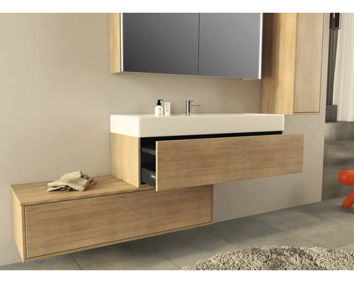 Badkamer met wastafelonderkast, wastafel en spiegelkast