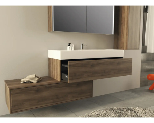 Moderne badkamer met wastafelonderkast, spiegel en opbergruimte