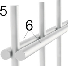 Detailopname van een metalen handdoekrek met stangen