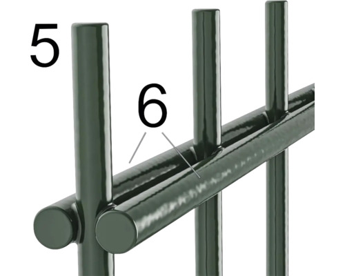 Detailopname van een hekelement met palen en dwarsbalken