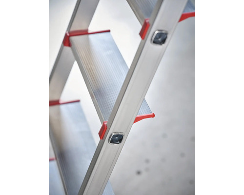 Detailopname van een aluminium trap met treden