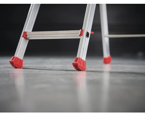 Detailopname van een aluminium ladder met rode voetdoppen voor een veilige stand
