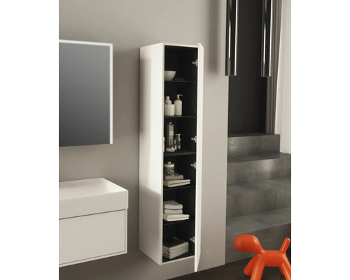 Badkamerscène met wastafelonderkast en open hangkast voor het opbergen van badkamerbenodigdheden.