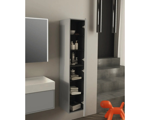 Badkamer met wastafelonderkast en open hoge kast met meerdere planken