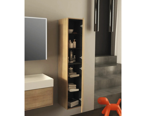 Badkameropstelling met wastafel, spiegelkast en open houten hangkast gevuld met badkamerbenodigdheden en handdoeken