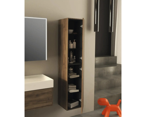 Badkamer met wastafelonderkast, spiegelkast en open hoge kast voor het opbergen van badkamerbenodigdheden