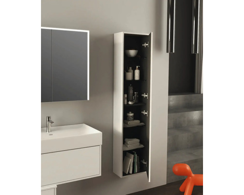 Badkamerscène met wastafel en open hoge kast voor opslag