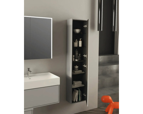 Badkamer met wastafel, spiegelkast en open hoge kast voor badkamerartikelen