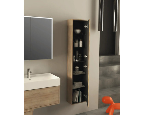 Moderne badkamer met wastafelonderkast, spiegelkast en open hangkast voor het opbergen van badkamerbenodigdheden